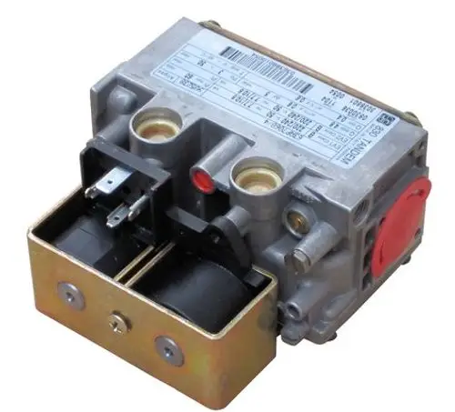 Bosch Armatur mit metallischem Gehäuse, mehreren Anschlüssen und einer roten Kennzeichnung. Einsatz in der Regelung von Heiz- oder Brennsystemen.